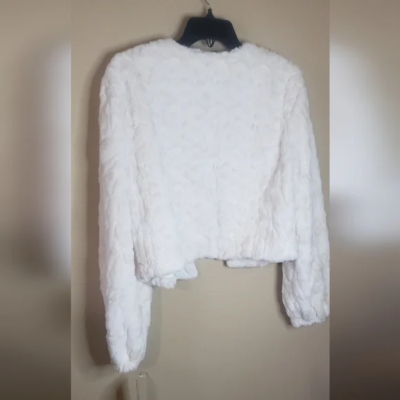 Perceptions Faux Fur Women's Round Neck Long Sleeve Shrug - Picture 9 of 12